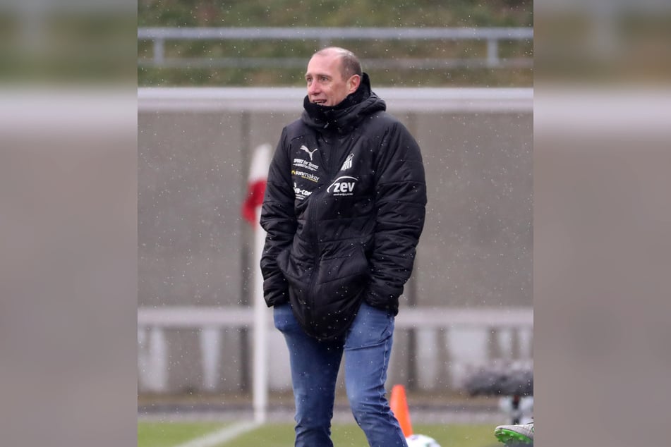 FSV-Trainer Joe Enochs (49) hätte gern drei Punkte statt nur einen Zähler aus dem Derby gegen den Halleschen FC mitgenommen.