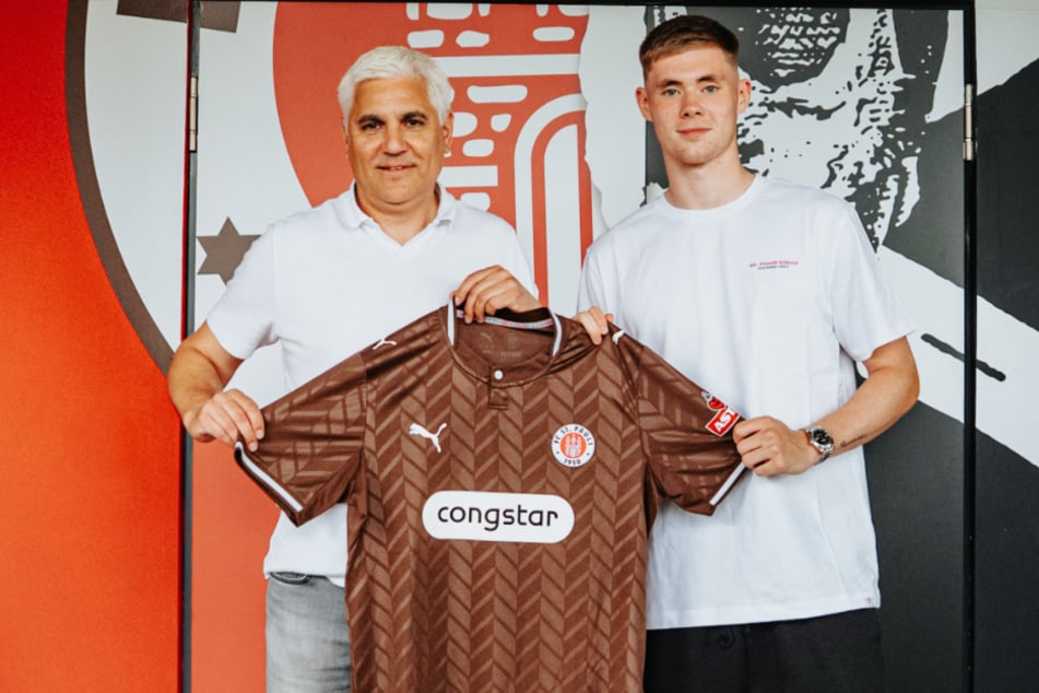 FCSP-Neuzugang Gísli Thórdarson (21, r.) posiert neben Sportchef Andreas Bornemann (54).