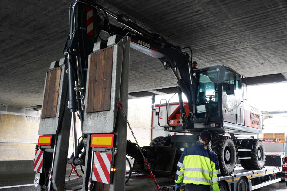 Der Bagger verkeilte sich unter einer Brücke auf der B10.