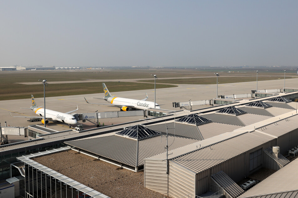 Flugzeuge von Condor warten am Leipziger Flughafen. Um die Mitteldeutsche Flughafen AG, die den Airport betreibt, zukunftssicher aufzustellen, soll diese nun umstrukturiert werden.