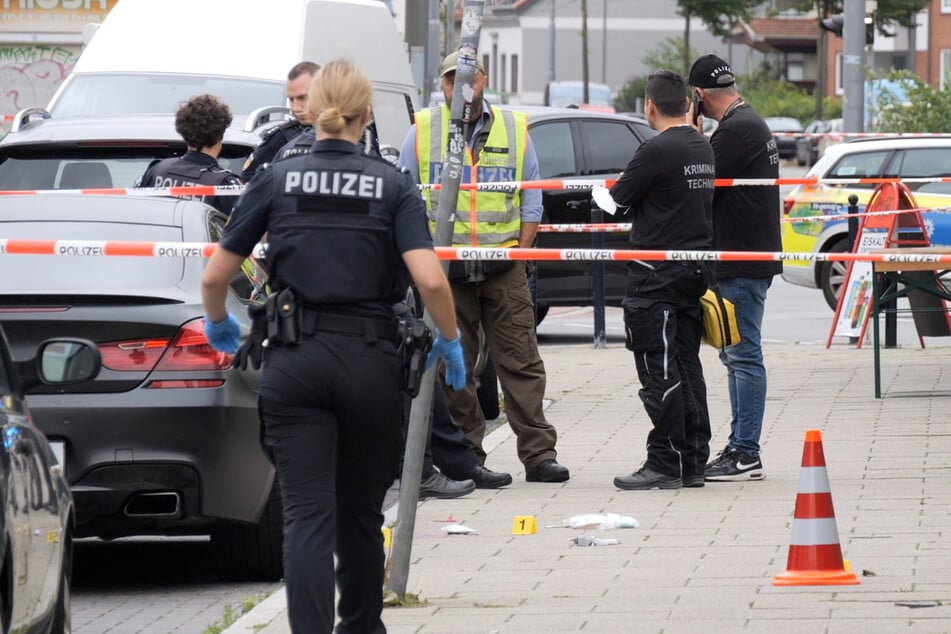 Mann mit Schussverletzungen entdeckt: Polizei fahndet mit Großaufgebot