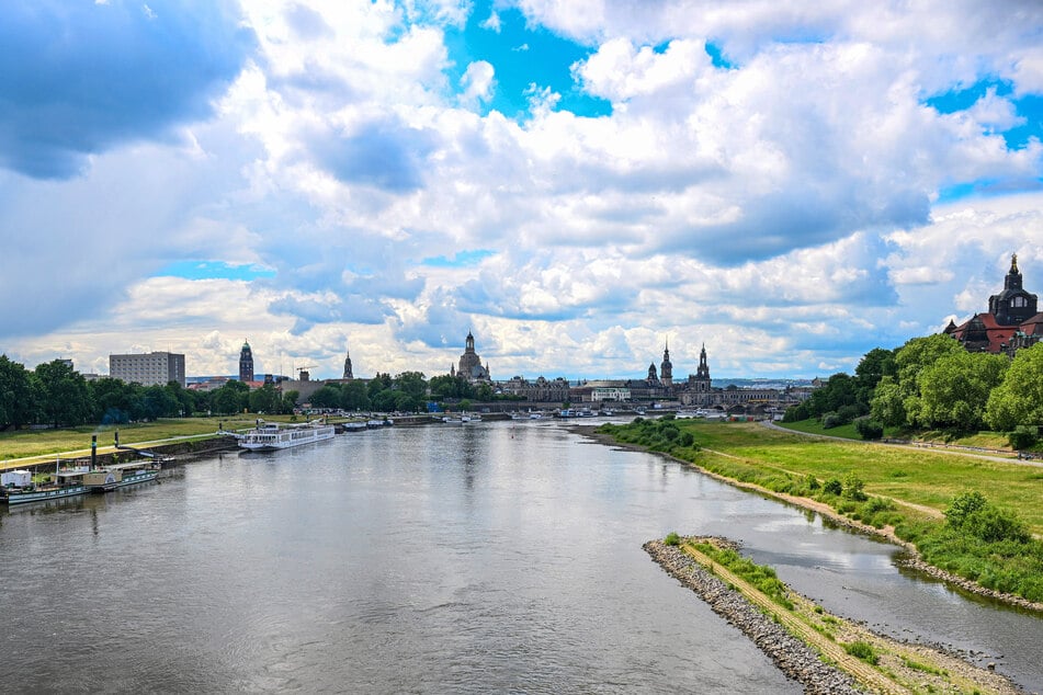 Ungewohnte Aussicht: Blick von der Albertbrücke auf die Altstadt ohne Carolabrücke.
