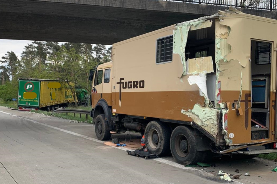 Auf der A2 ist am Mittwoch ein Sattelzug auf einen haltenden Laster aufgefahren.