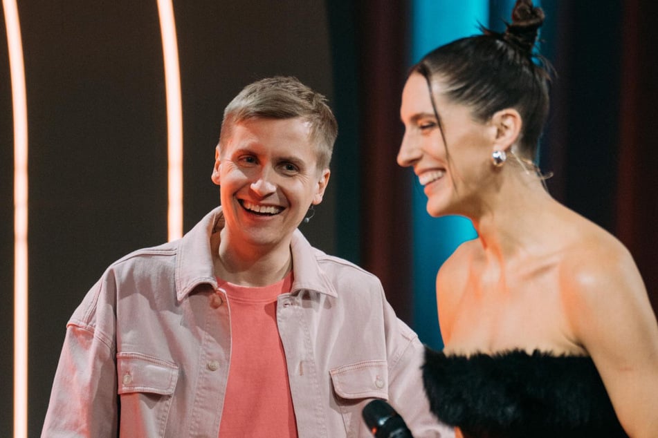 Feiert das Einstecken, wie er das Austeilen liebt: Kabarettist Till Reiners (40, l.) bekommt verbale Tiefschläge von Moderatorin Andrea Petković (38).