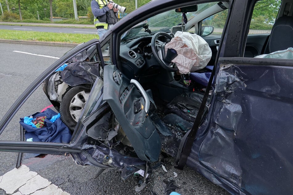 Der Fahrer des Fords musste aus seinem Wagen befreit werden.