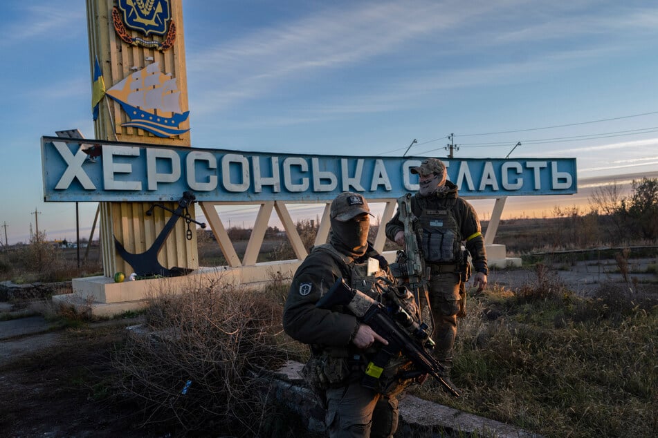Cherson: Zwei ukrainische Soldaten stehen neben einem Schild mit der Aufschrift "Gebiet Cherson". (Archivbild)