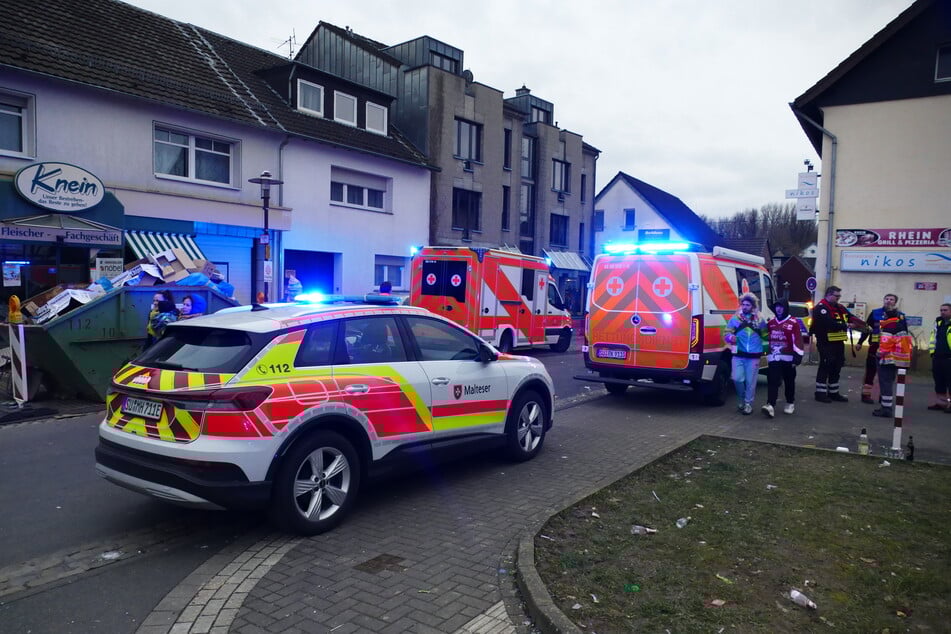 Bei einem Karnevalsumzug in Niederkassel-Rheidt sind vier Menschen von einem Wagen gestürzt.