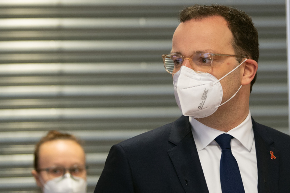 Jens Spahn (CDU), Bundesgesundheitsminister, steht vor einem Check in-Stand im Impfzentrum im Stadion in Düsseldorf.
