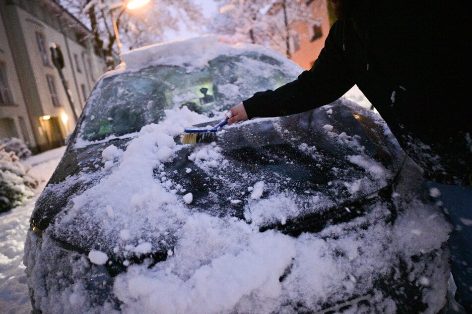 Morgens beginnt der Tag für viele erneut mit Eiskratzen am Auto. (Symbolfoto)
