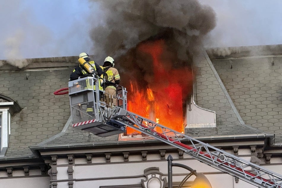 Der Dachboden brannte lichterloh, als die Feuerwehr eintraf.