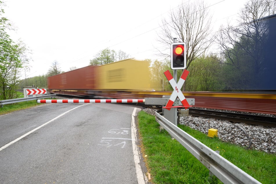 Der Rollstuhlfahrer (†29) erlitt bei dem Zusammenstoß mit dem Güterzug tödliche Verletzungen. (Symbolbild)