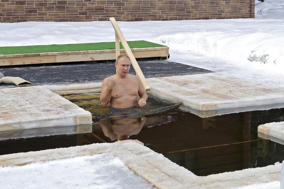 Kremlchef Putin (68) präsentiert sich eigentlich gerne mit freien Oberkörper, wie hier beim Eisbaden im Januar 2021. Doch die Chance, dass bei einer Impfung zu tun, ließ er verstreichen.