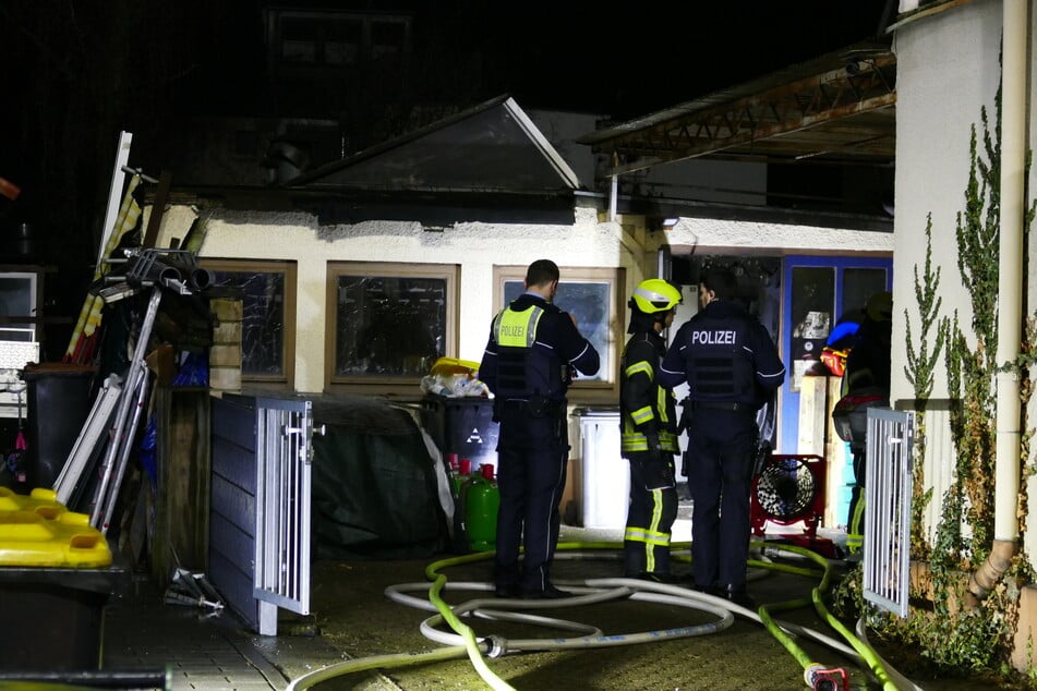 Die Polizei beschlagnahmte den Anbau des Mehrfamilienhauses als Tatort, nachdem die Feuerwehr die Flammen gelöscht hatte.