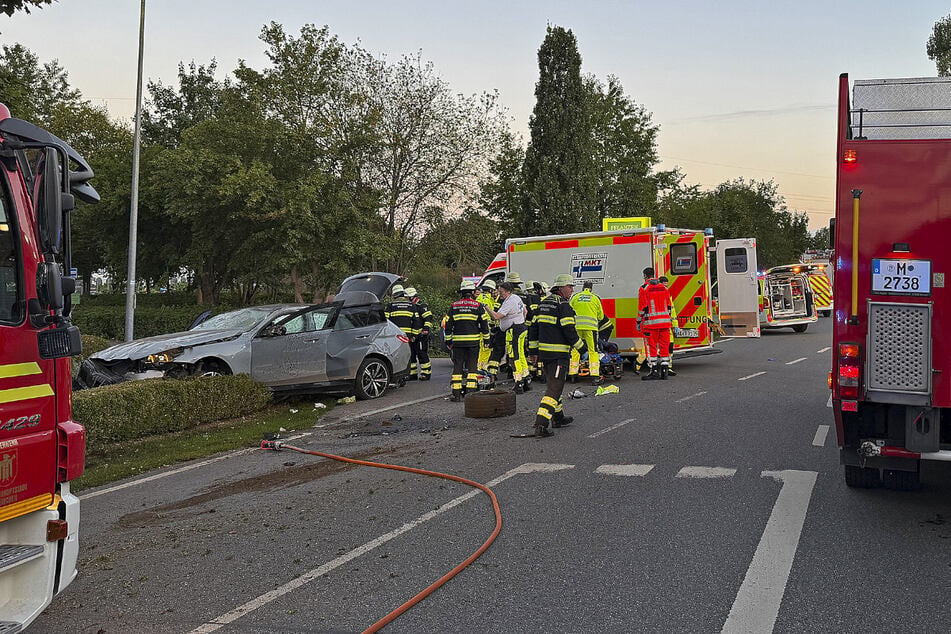 Die Einsatzkräfte mussten den Patienten möglichst schonend aus dem BMW bergen.