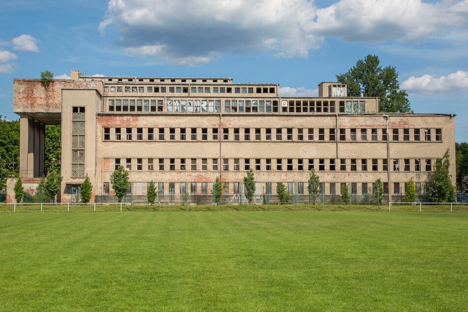 Das alte Sachsenbad in Pieschen machte 1994 dicht, verfällt seitdem zusehends.