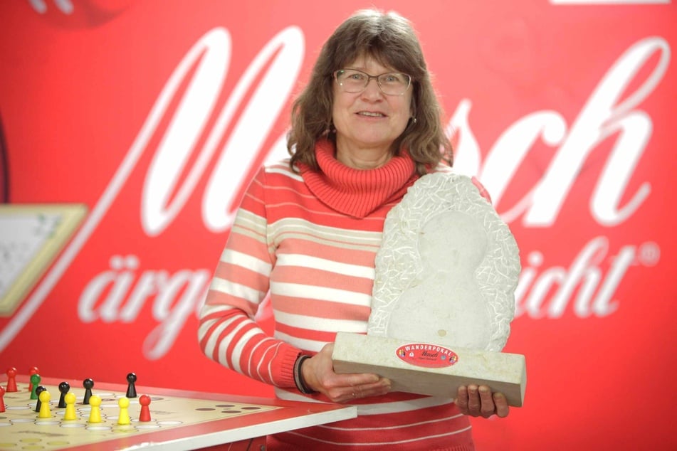 Hat man auch nicht alle Tage: Christin Marx (61) aus Dresden wurde Siegerin der Deutschen Meisterschaft im "Mensch ärgere dich nicht" in Dohna.