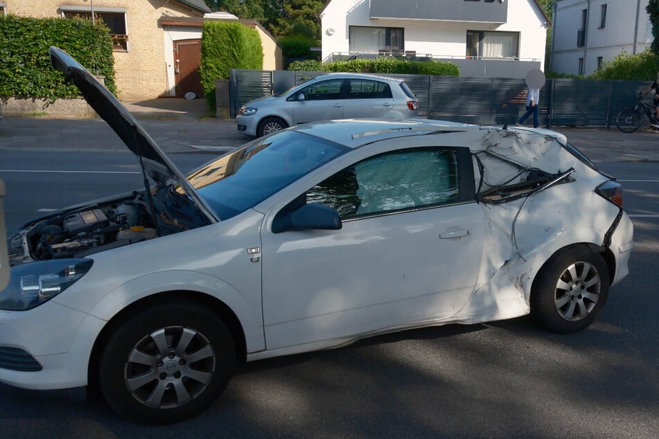 Der Opel war aus einer Grundstückseinfahrt auf die Stein-Hardenberg-Straße gefahren und hatten den Biker übersehen.