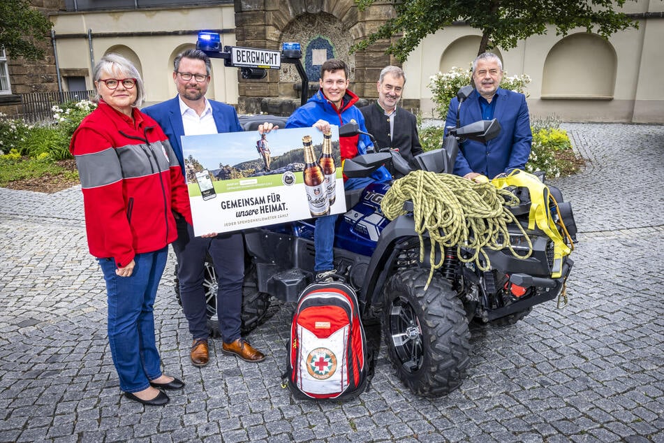 Rita Seidel (DRK Sebnitz), Brauerei-Sprecher Hendrik Wagner, Christoph Weber (Bergwacht Sebnitz), Nationalpark-Freund Dietrich Butter und Landrat Michael Geisler (v.l.) eröffnen die Heimataktion.