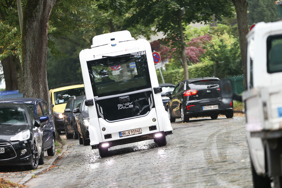 Der autonom fahrende Bus "emoin" ist im Villenviertel in Hamburg-Bergedorf unterwegs.