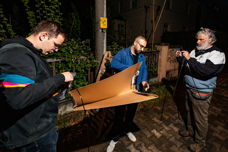 Das Hängen der Werbeplakate ist Teamwork. Manuel Haunschild (25, l.) und Mirko Rotzsch (53, r.) unterstützten Kassem Taher Saleh (M.).