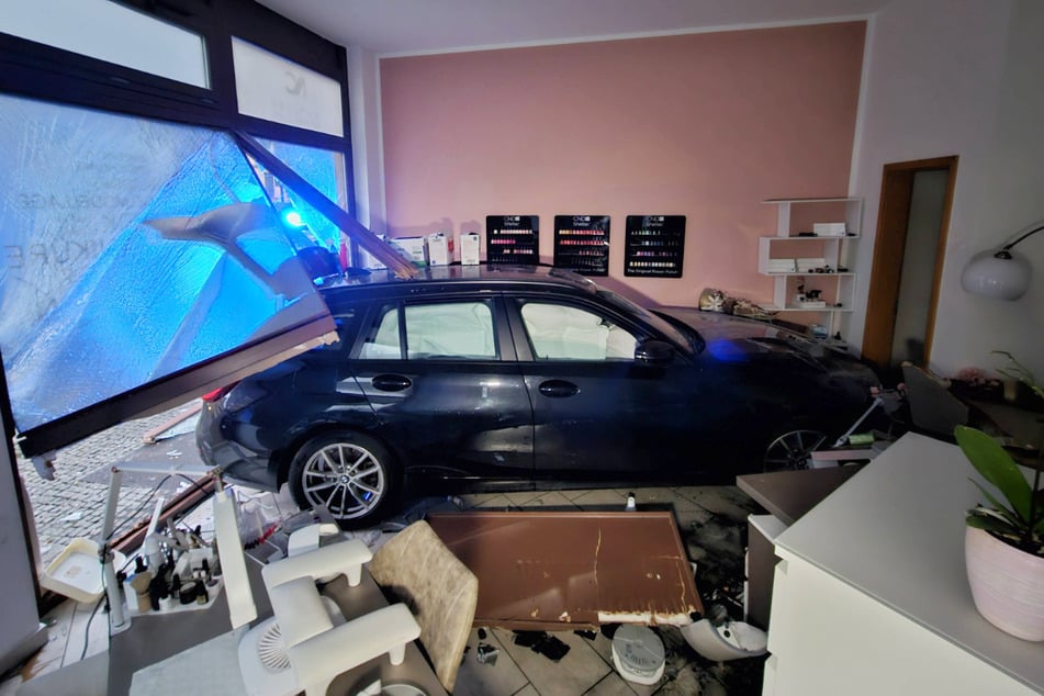 In Leipzig ist am Sonntagmorgen ein BMW in ein Nagelstudio gekracht.