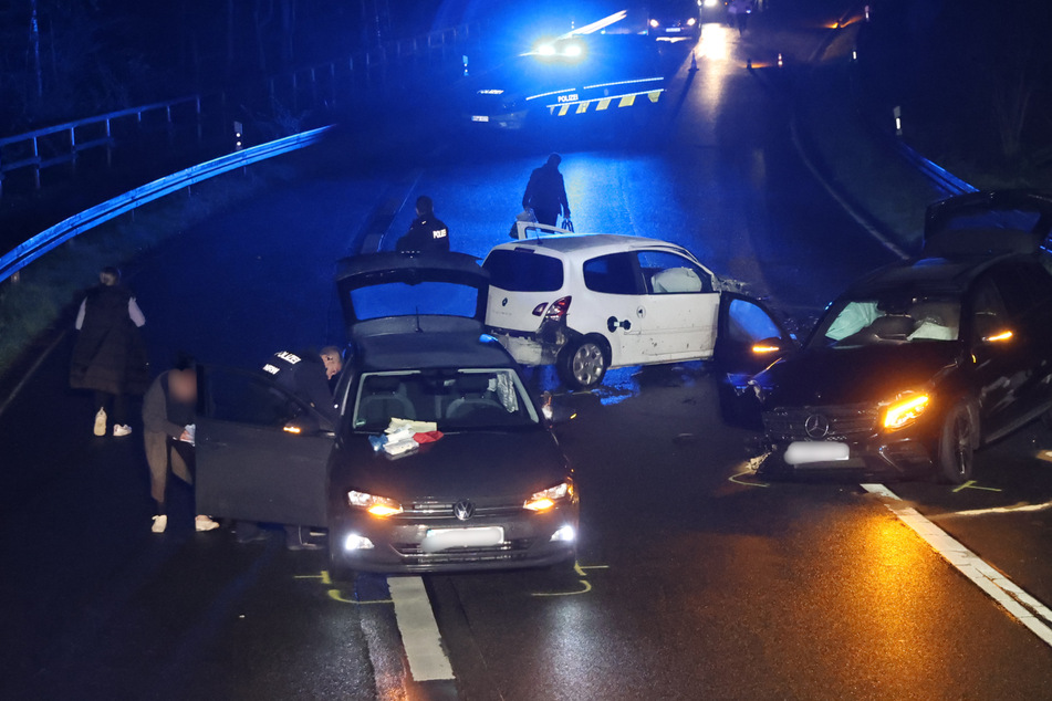 Frontalcrash mit sieben Verletzten: Mercedes überholt, plötzlich kommt ihm ein Auto entgegen