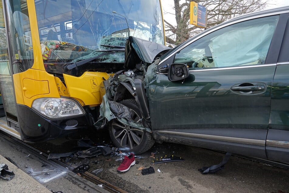 Ein Auto und ein Bus sind frontal zusammengestoßen.