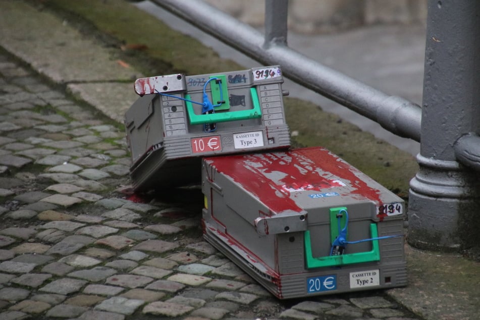 Vor der Filiale ließen die Täter diese beiden Geldkassetten zurück.