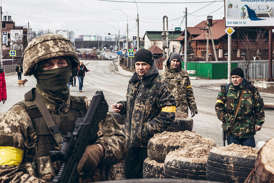 Die ukrainischen Soldaten sollen laut Präsident Wolodymyr Selenskyj (44) Hunderte russische Streitkräfte gefangen genommen haben.