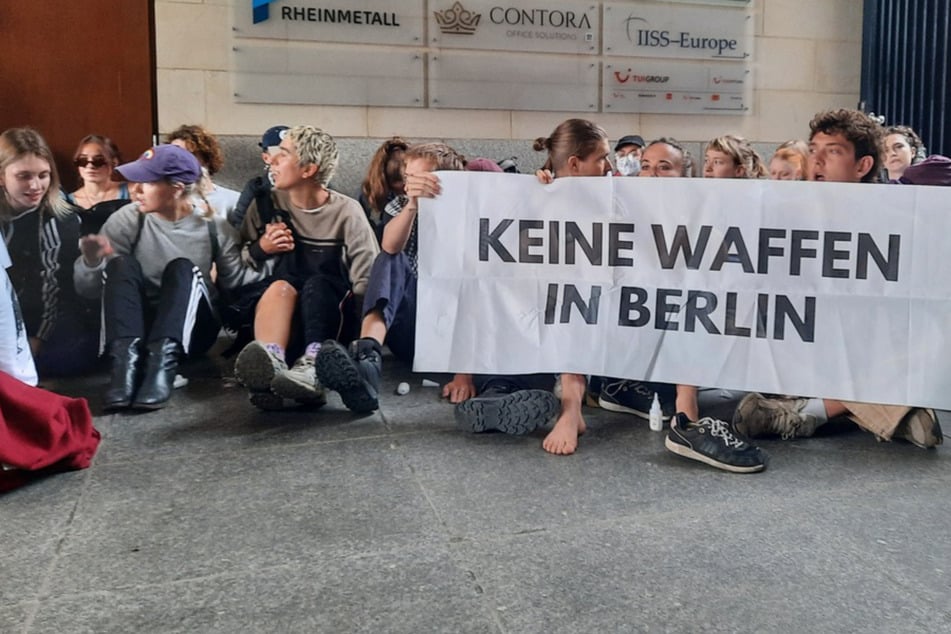 Berlin: Rheinmetall-Demo in Berlin mit Greta Thunberg: Aktivisten kleben sich vor Brandenburger Tor fest