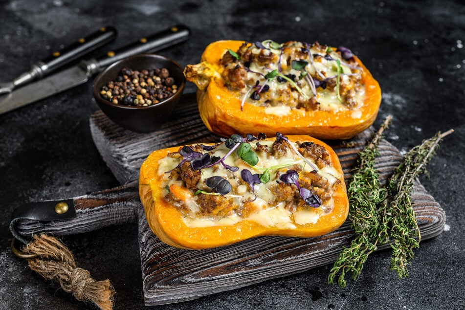 Gefüllter Butternut Kürbis mit Hackfleisch schmeckt ebenfalls sehr gut.