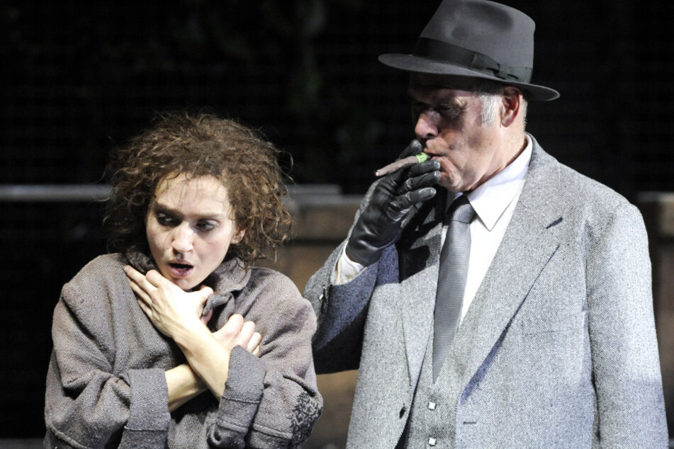 Olivia Gräser als Momo und Peter Maertens als erster grauer Herr spielen während einer Fotoprobe zu dem Stück "Momo" im Thalia Theater.