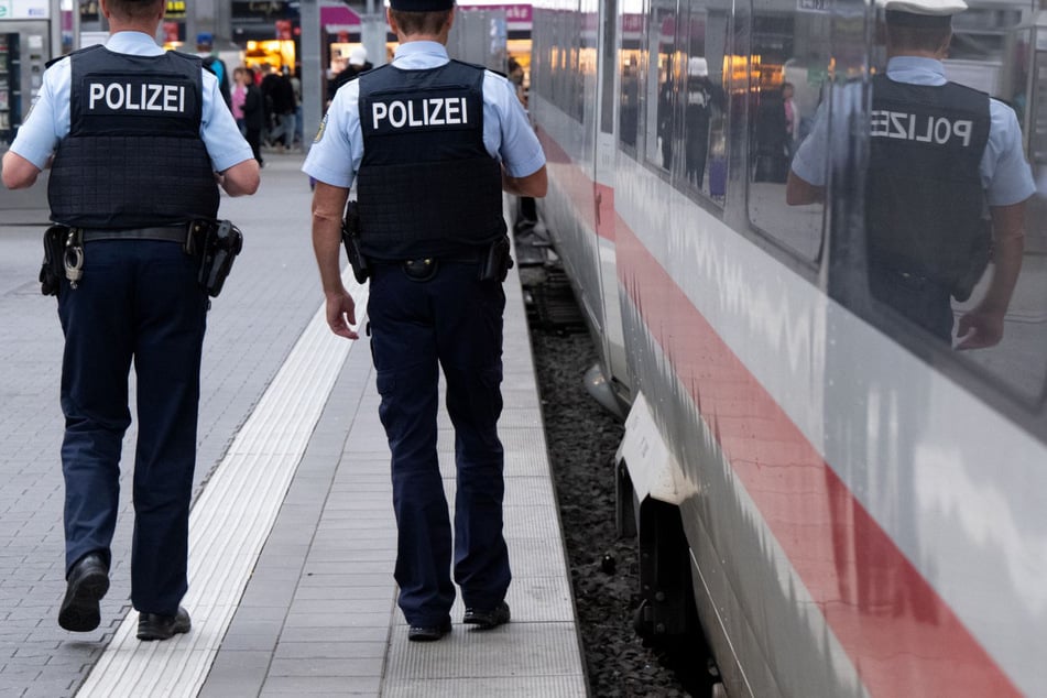 Bei der Ankunft des Zuges in Bad Schandau wartete die Polizei bereits an den Gleisen.(Symbolfoto)