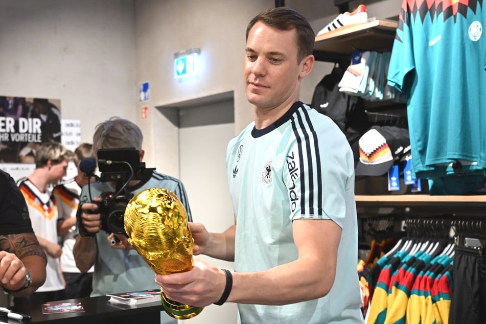 In Herzogenaurach vergab Manuel Neuer (40) fleißig Autogramme an seine Fans.