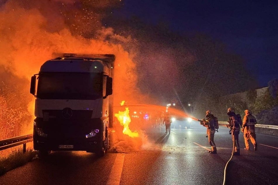 Unfall A2: Vollsperrung auf der A2: Laster mit Leinsamen fängt Feuer
