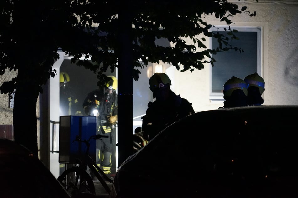 Die Feuerwehr löschte den Brand unter Einsatz von Atemschutzgeräten aufgrund des starken Rauchs im Treppenhaus.