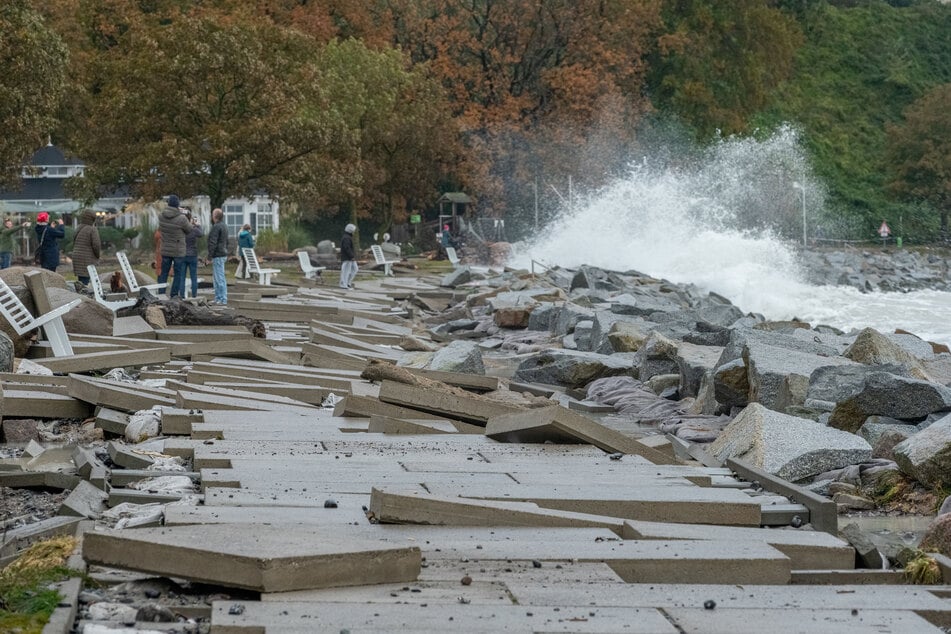 In Sassnitz in Mecklenburg-Vorpommern sind Gehwegplatten durch den Sturm in der Nacht auf Samstag an der Strandpromenade weggeschwemmt worden.