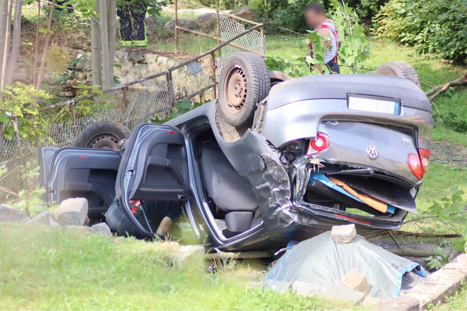 Erst nach einem langen Sturz kam das Auto zum Stillstand.