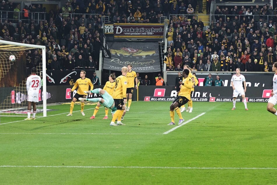 Nach nur 13 Sekunden schlägt es bei der SGD das erste Mal ein.