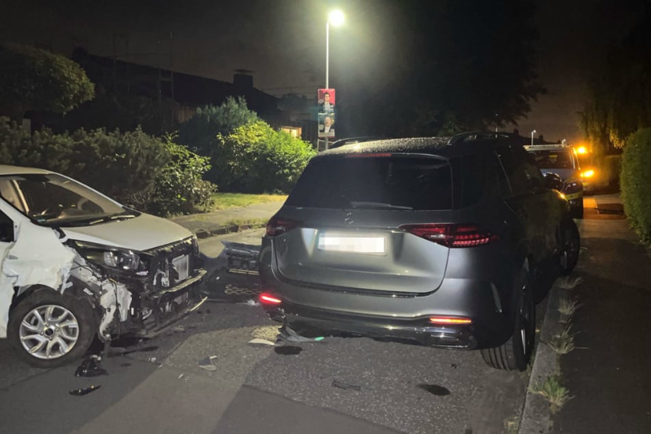 Der junge Mann knallte mit seinem weißen Kia in den grauen Mercedes-Benz des Anwohners.