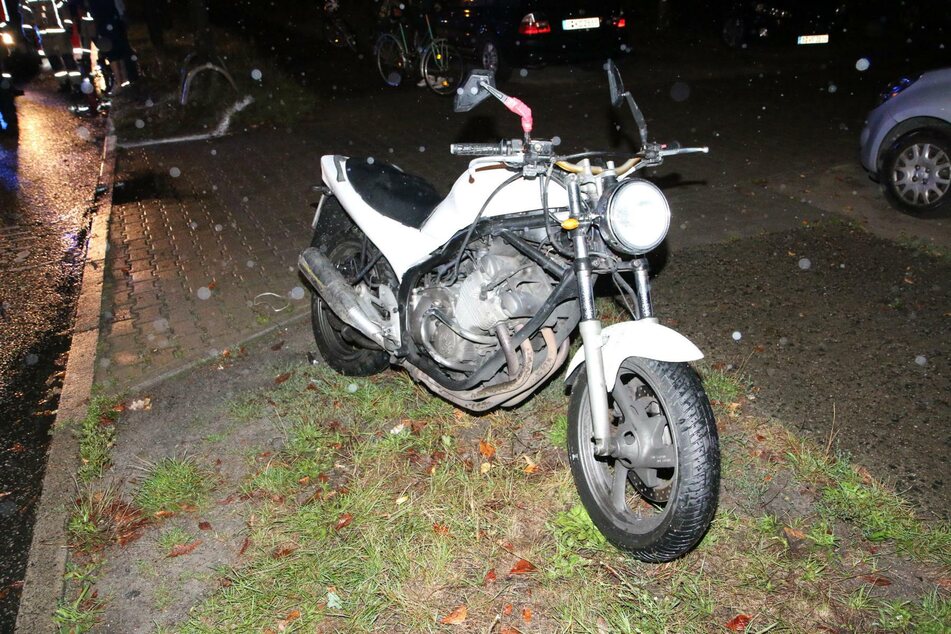 Ein Motorradfahrer hat in Berlin-Baumschulenweg die Kontrolle verloren und wurde schwer verletzt.