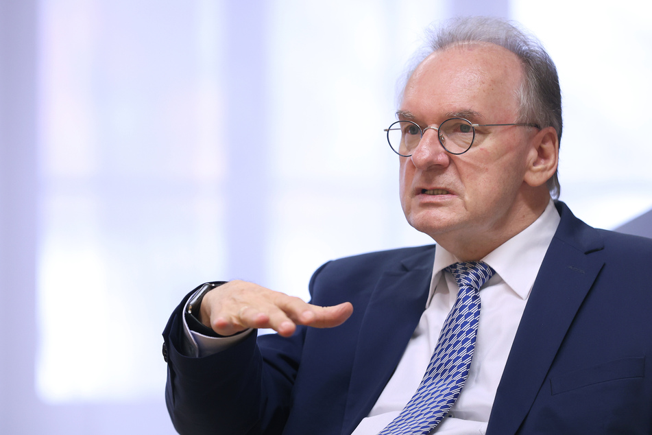 Sachsen-Anhalts Ministerpräsident Reiner Haseloff (67, CDU) befindet sich in Quarantäne.