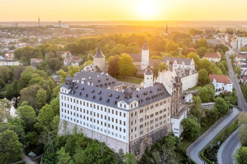 Hoch über der Stadt liegt die ehemalige Residenz der Herzöge von Sachsen-Altenburg auf dem Schlossberg.