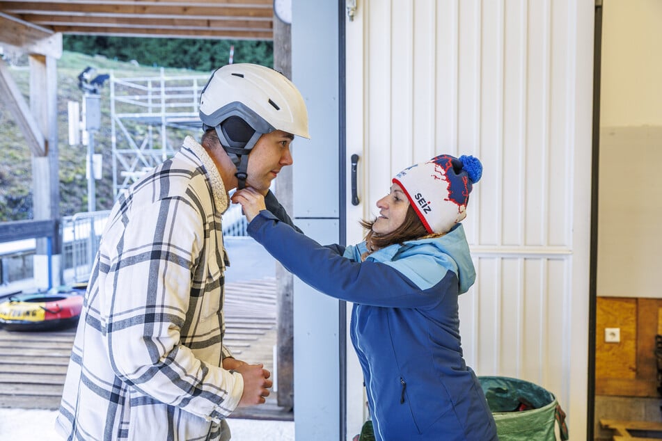 Der Helm sorgt nicht nur für Sicherheit, sondern ist auch schön warm an den Ohren.