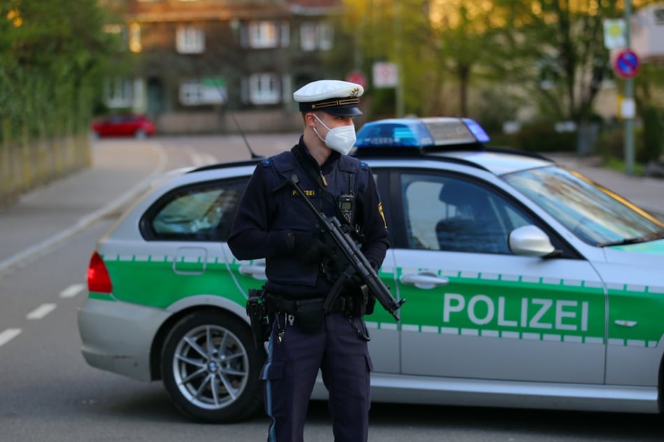 Ein Polizist steht nahe des Impfzentrums in Memmingen.