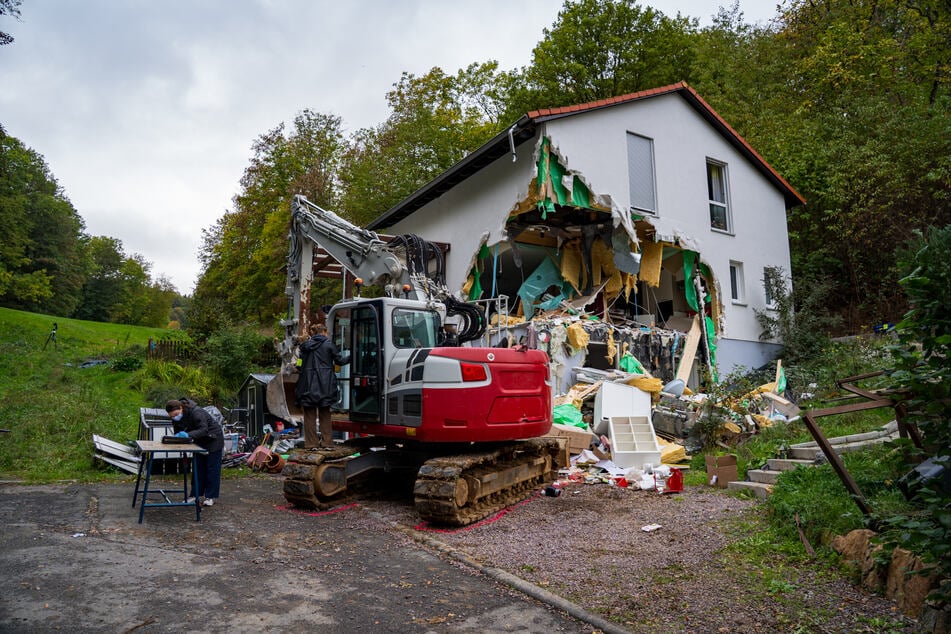 Im Mörlenbacher Stadtteil Bonsweiher zerstörte ein 44-Jähriger mit einem Bagger das Wohnhaus einer benachbarten Familie.