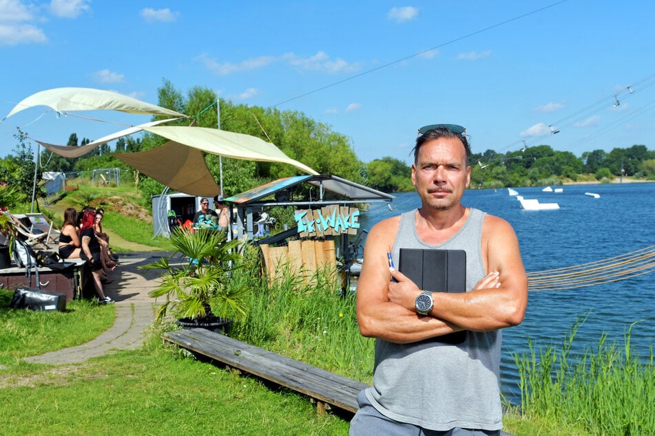 Wakeboard-Anlagenbetreiber Martin Riedel (49) ärgert sich über die permanente Vermüllung der Kiesgrube.