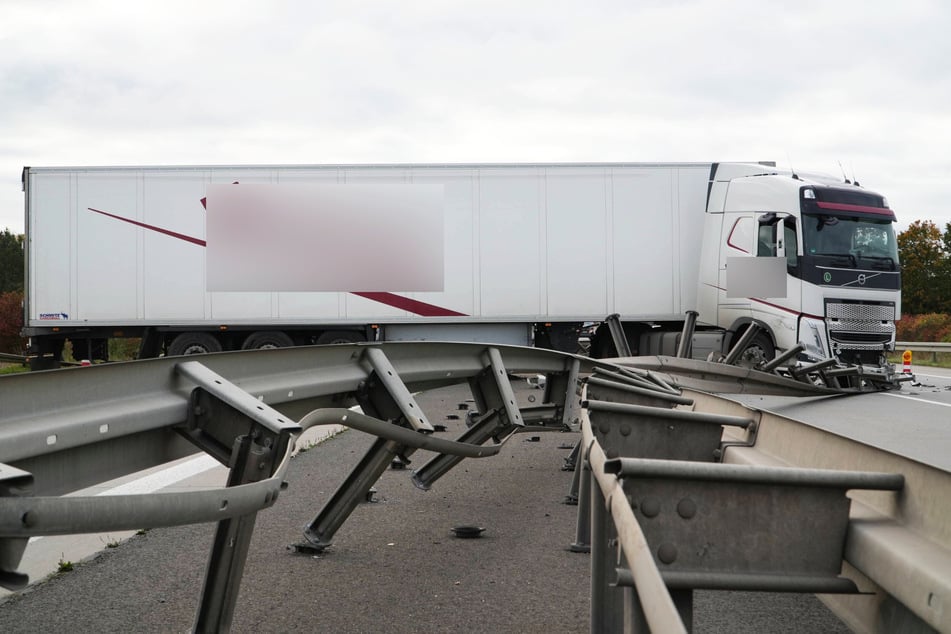 Der LKW durchbrach die Mittelleitplanke und kam auf die Gegenfahrbahn.