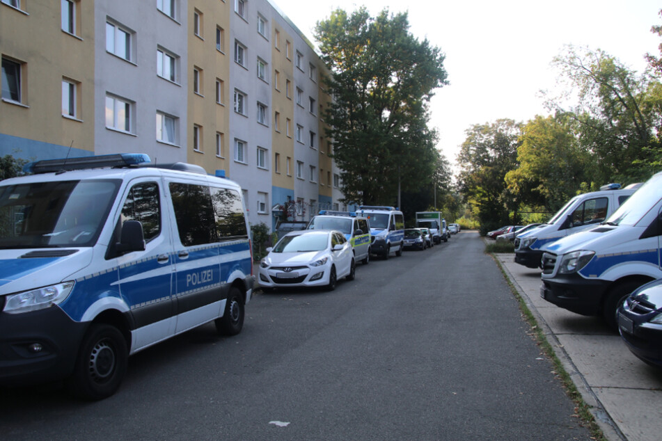 Auch am Sonntag ist die Polizei mit einem Großaufgebot in der Muldestraße vor Ort.