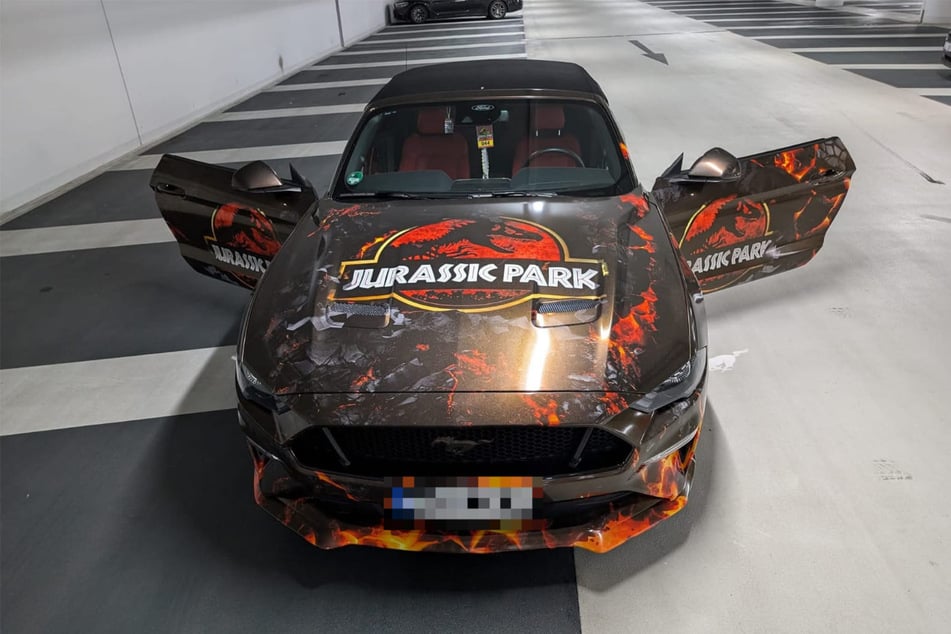 Auch Lyns Auto trägt einen schwarz-roten Jurassic-Park-Look.